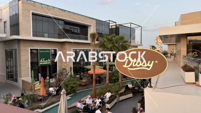 منطقة جلسات خارجية في مجمع تجاري حديث وقت المساء