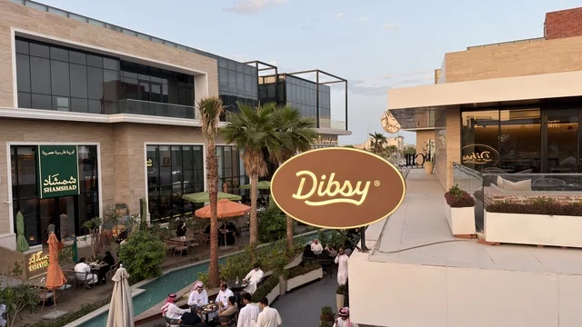 ساحة مطاعم خارجية حديثة في السعودية وقت الغروب