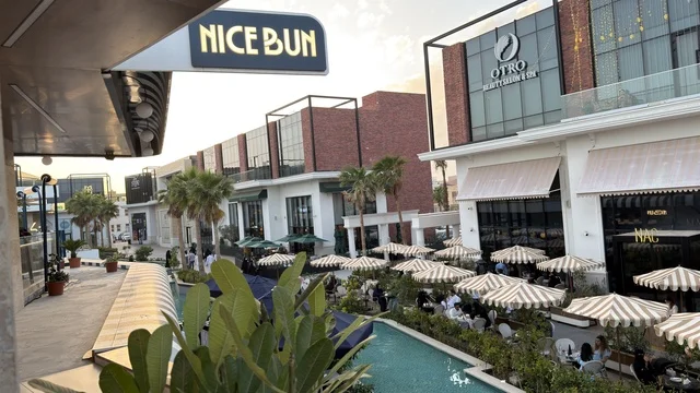 مجمع تسوق خارجي حديث وجلسات مطاعم وقت الغروب