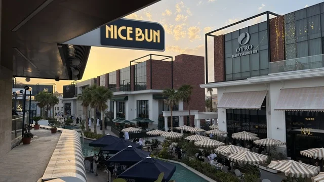 مجمع تجاري خارجي حديث في السعودية وقت الغروب