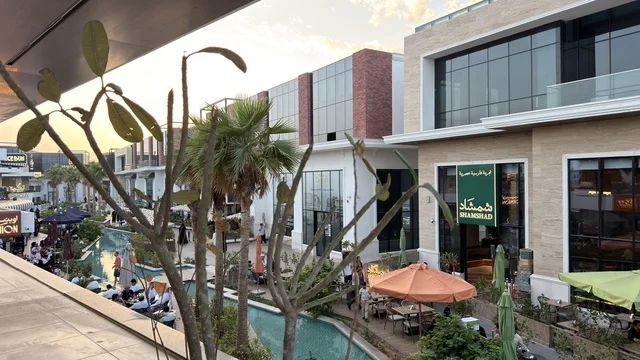 ساحة تجارية خارجية مع مباني حديثة وقناة مائية