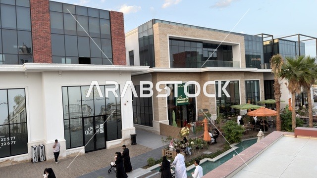 مجمع تجاري عصري في السعودية في ضوء النهار