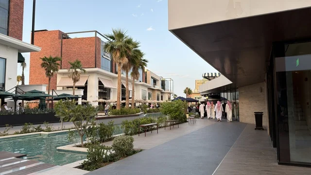 مجمع تجاري خارجي حديث في السعودية بضوء النهار