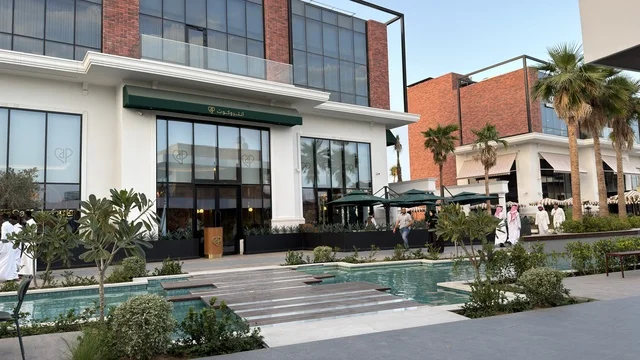 مجمع تجاري حديث مع مسطحات مائية خارجية