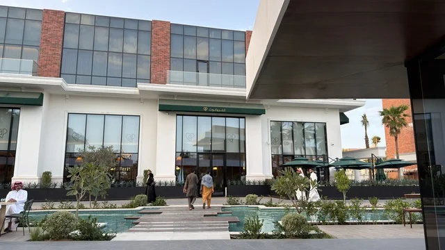 مجمع تسوق خارجي حديث بواجهات زجاجية وهندسة معمارية