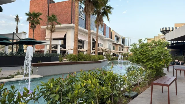 ساحة مركز تسوق خارجي مع نوافير في السعودية ساحة مركز تسوق خارجي مع نوافير في السعودية