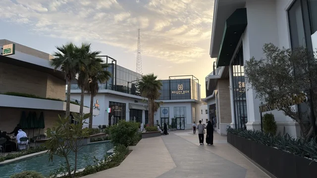 مركز تسوق خارجي حديث في السعودية وقت الغروب