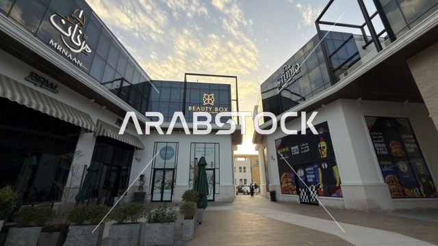 مركز تجاري خارجي حديث بواجهة زجاجية