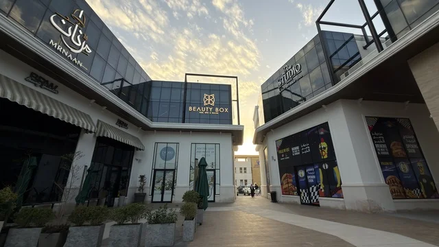 مركز تجاري خارجي حديث بواجهة زجاجية