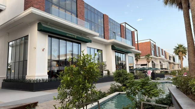 مبنى تجاري حديث مع تنسيق حدائق خارجي