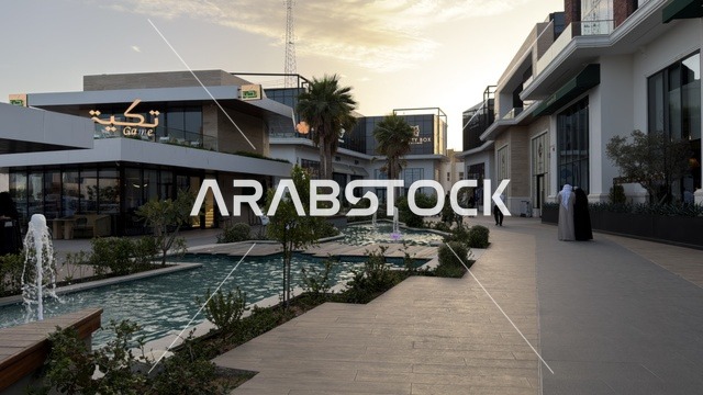 مجمع تجاري عصري مع نافورة في السعودية وقت الغروب