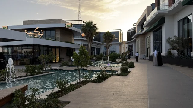 مجمع تجاري عصري مع نافورة في السعودية وقت الغروب