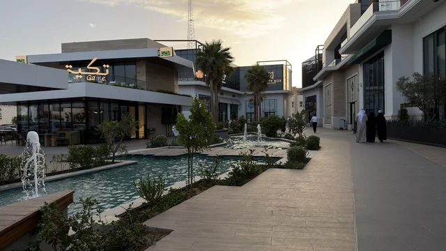 مجمع تجاري ومطاعم حديثة في الرياض وقت الغروب