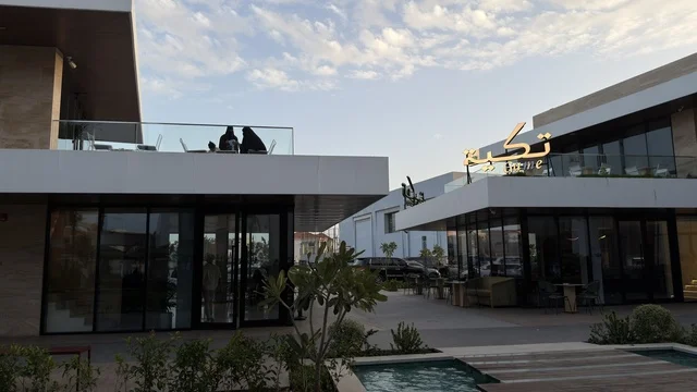 مجمع تجاري ومطاعم حديثة في المملكة العربية السعودية