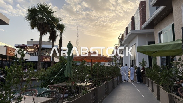 مجمع تسوق خارجي حديث وقت الغروب مع مشاة