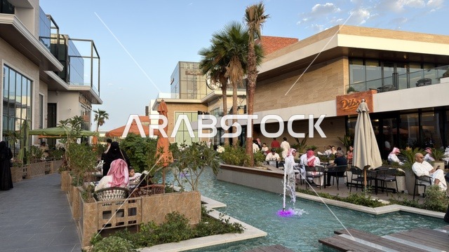 جلسات خارجية وقناة مائية في مجمع تجاري بالسعودية
