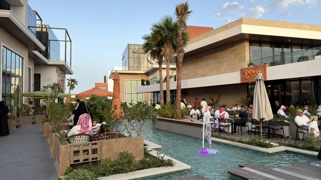 جلسات خارجية وقناة مائية في مجمع تجاري بالسعودية