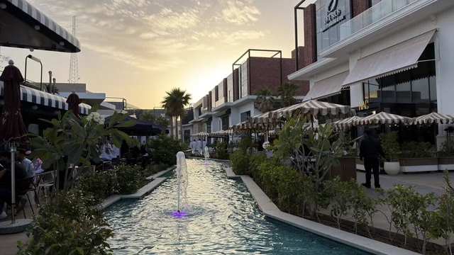 مركز تسوق خارجي في السعودية وقت الغروب