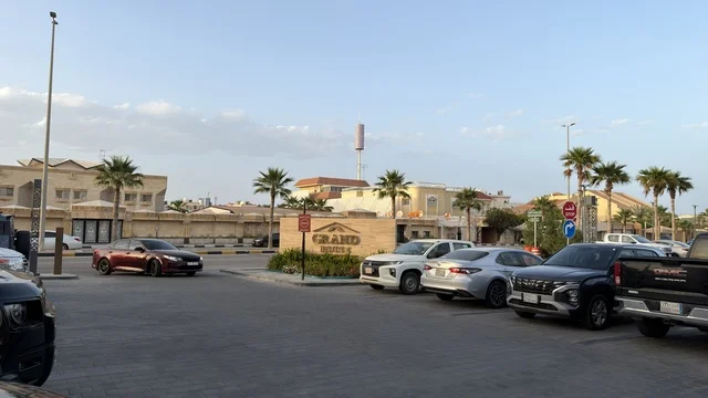 سيارات متوقفة بجانب مبان سكنية وتجارية سيارات متوقفة بجانب مبان سكنية وتجارية