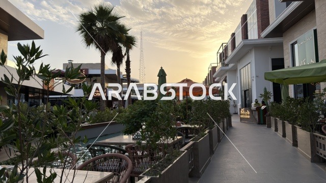 ممر خارجي في مجمع تجاري حديث وقت الغروب