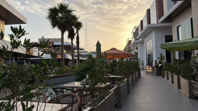 ممر خارجي في مجمع تجاري حديث وقت الغروب