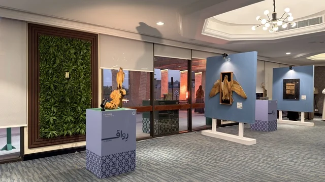 معرض فن الصقور في قاعة عرض فنية حديثة