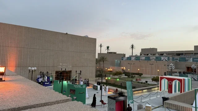 ساحة فعاليات عامة في السعودية مع هندسة معمارية حديثة وقت الغسق