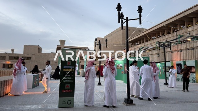 رجال سعوديون في فعالية عامة بالرياض وقت المساء