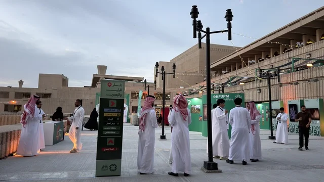 رجال سعوديون في فعالية عامة بالرياض وقت المساء