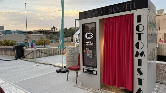 كشك تصوير فوتوغرافي متنقل في فعالية خارجية