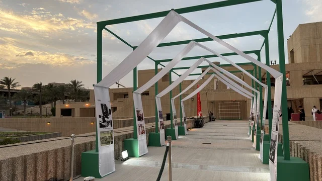 ممر معرض حديث في السعودية وقت الغروب