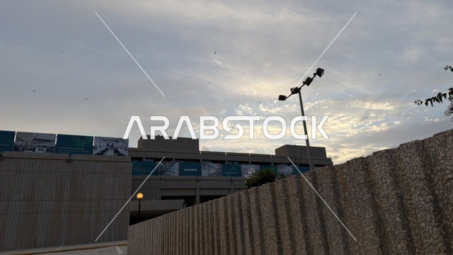 مبنى حضري حديث تحت سماء غائمة وقت الغسق