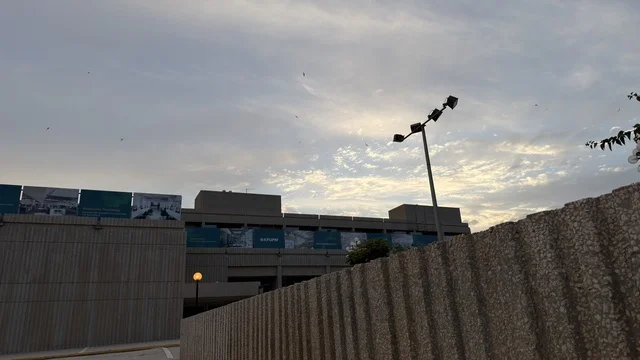 مبنى حضري حديث تحت سماء غائمة وقت الغسق