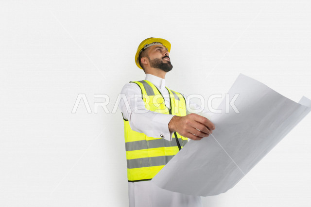 بورتريه رجل مهندس سعودي عربي ،  مهندس ماهر محترف في المخططات ، رجل مهندس خليجي ، خلفية بيضاء
