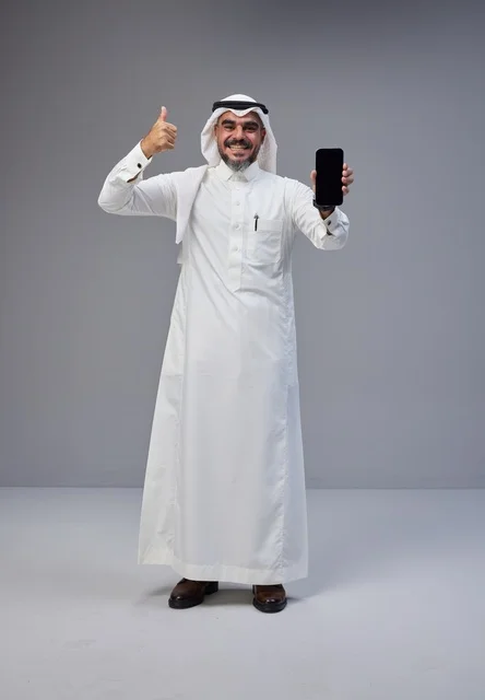 رجل سعودي يحمل هاتف بشاشة فارغة وعلامة الإبهام