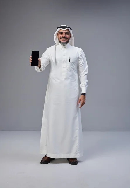 رجل سعودي يحمل هاتف ذكي بشاشة فارغة
