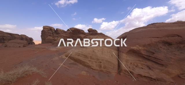 جبال وتشكيلات صخرية صحراوية في تبوك السعودية