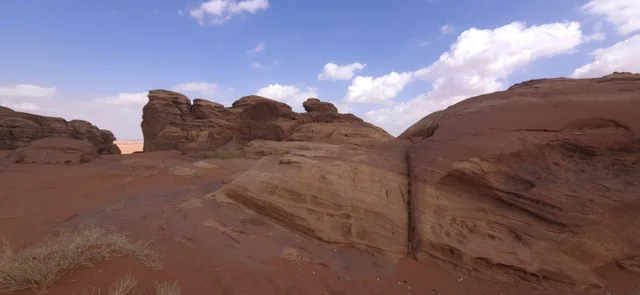 جبال وتشكيلات صخرية صحراوية في تبوك السعودية