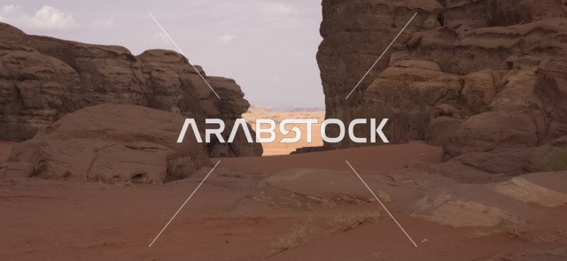 التكوينات الصخرية الصحراوية في تبوك السعودية