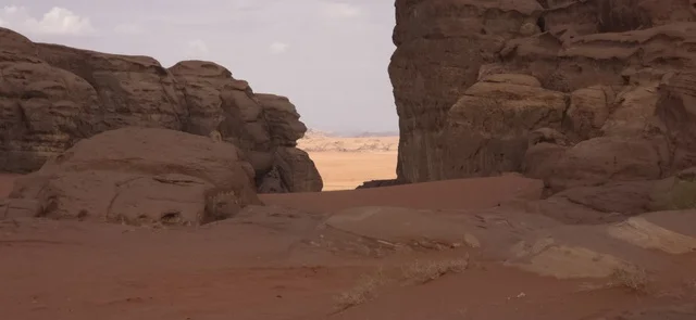 التكوينات الصخرية الصحراوية في تبوك السعودية