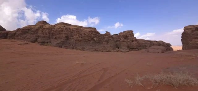 الطبيعة الصحراوية والجبلية في تبوك السعودية