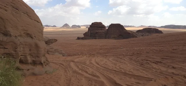 التكوينات الصخرية في صحراء تبوك بالمملكة العربية السعودية