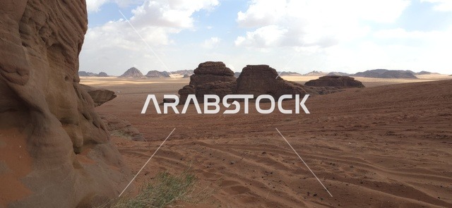 الجبال الرملية والصخور في صحراء تبوك السعودية