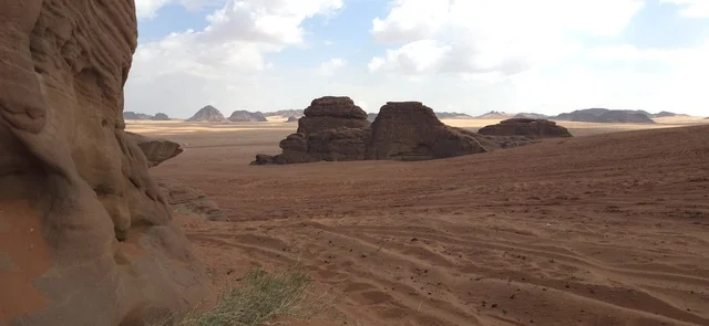 الجبال الرملية والصخور في صحراء تبوك السعودية