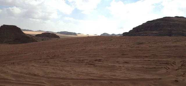 صحراء تبوك والجبال الرملية في السعودية صحراء تبوك والجبال الرملية في السعودية