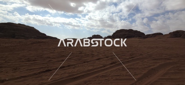 مشهد الجبال والصحراء في مدينة تبوك السعودية نهاراً