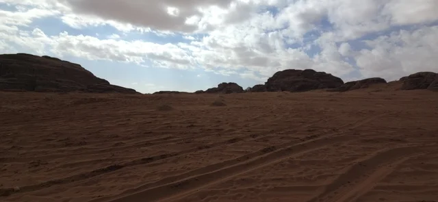 مشهد الجبال والصحراء في مدينة تبوك السعودية نهاراً