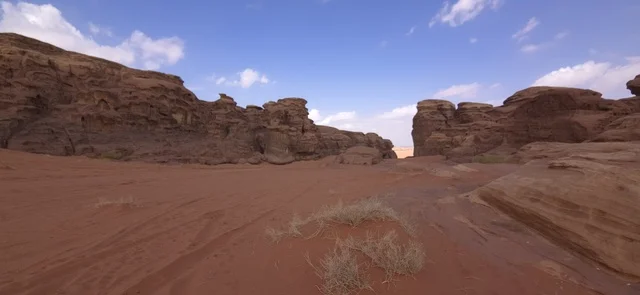 التكوينات الصخرية والرمال الحمراء في صحراء تبوك السعودية