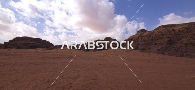 الصحراء الحمراء والجبال في تبوك بالمملكة العربية السعودية