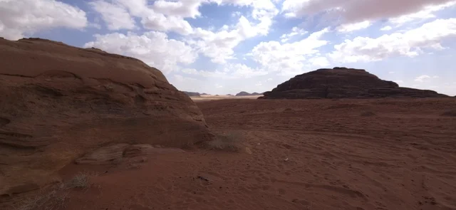 التشكيلات الصخرية في صحراء تبوك بالمملكة العربية السعودية